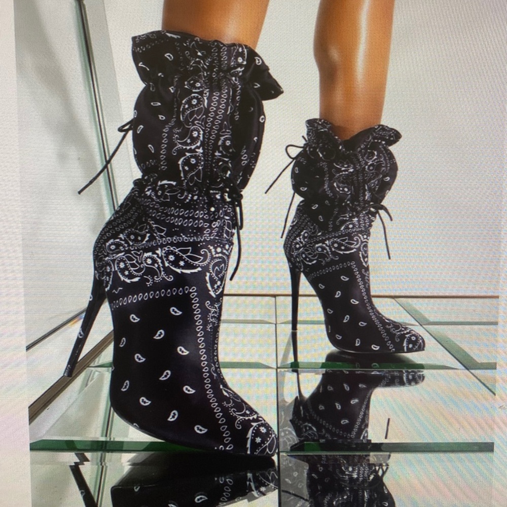 Azalea silettobootie in black